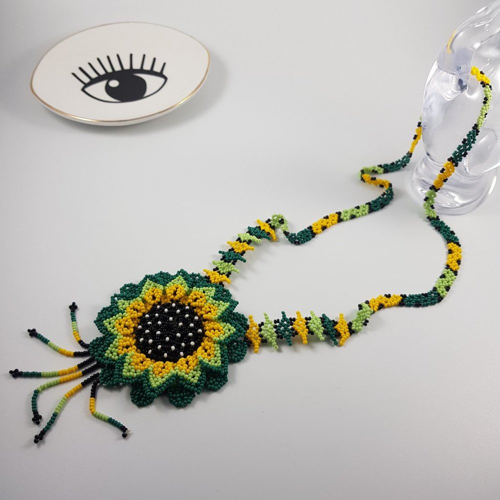 🌈 Beautiful Handcrafted flower necklace - Picture 4 of 5